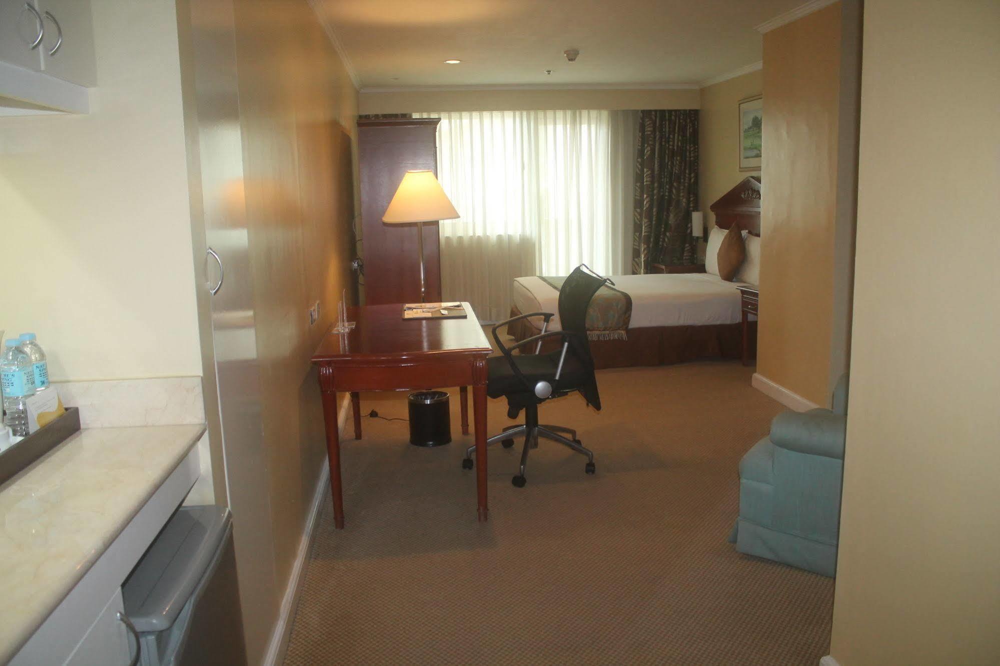 Oxford Suites Makati Makati City Exterior foto